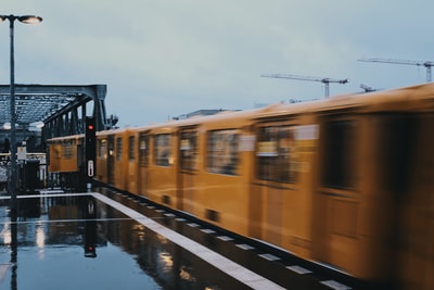白天铁路上的黄色列车